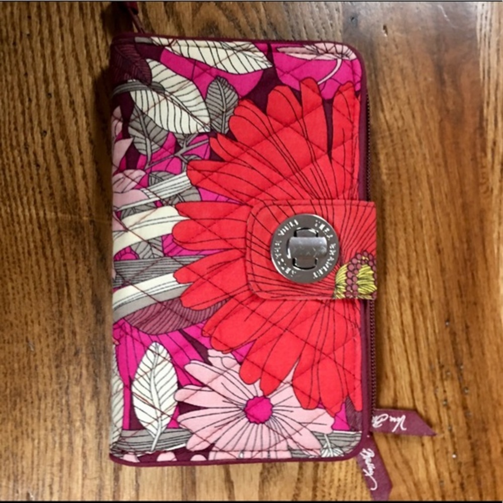 BUNDLE OF VERA BRADLEY - Picture 10 of 14